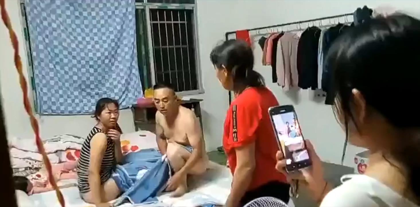 我要看黄色片网址-他趴在她的两腿间疯狂免费看-成人AV