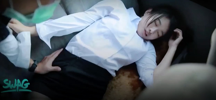 老师撩起裙子让我桶-与游泳教练在水下h文-成人AV